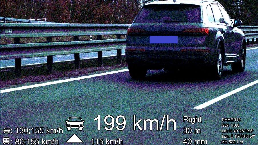 Jeden závodník v audi, druhý v BMW. Řidiči si spletli dálnici D1 s okruhem, přišli o řidičáky